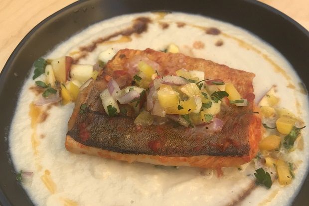 Μπακαλιάρος μαριναρισμένος σε χαρίσα με πουρέ κουνουπιδιού