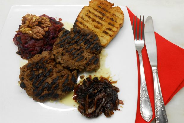 Μπιφτέκια με καρύδια και κόκκινο λάχανο