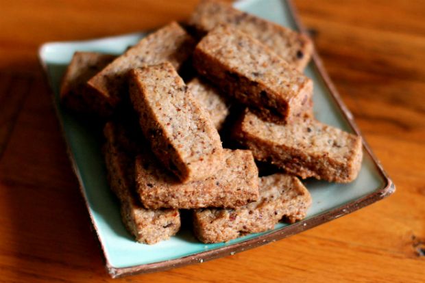 Μπισκότα αλμυρά κι αμυγδαλάτα