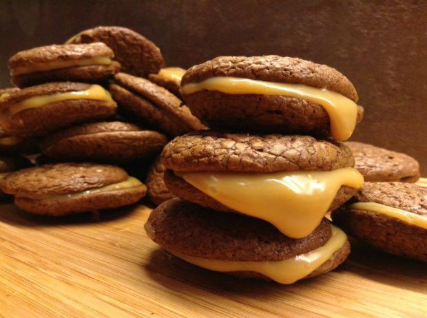 Μπισκότα σαν brownies, γεμιστά με καραμέλα