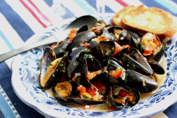 Μύδια κρασάτα με δεντρολίβανο και ντομάτα