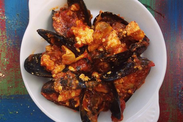 Μύδια σαγανάκι με πικάντικη φέτα