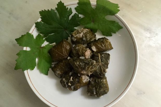 Ντολμαδάκια γιαλαντζί με φρέσκα αμπελόφυλλα