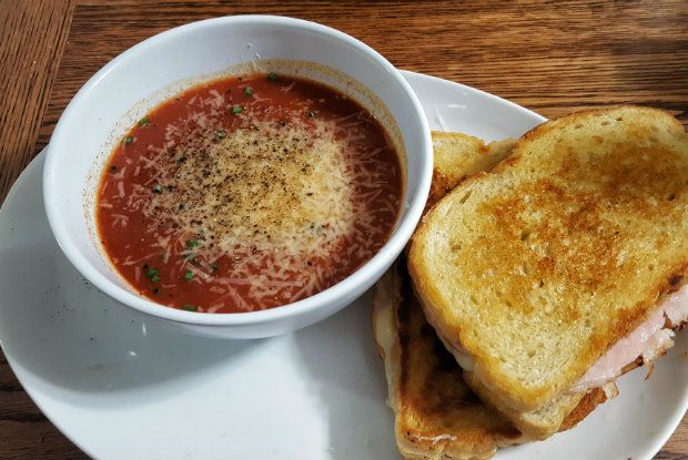 Ντοματόσουπα με κριθαράκι και έξω φτώχεια!