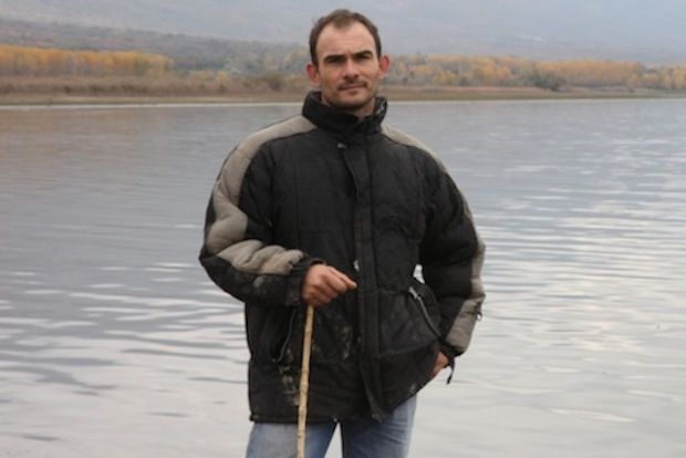 Ο άντρας που φροντίζει τα βουβάλια