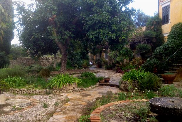 Ο κήπος στην όμορφη γύμνια του