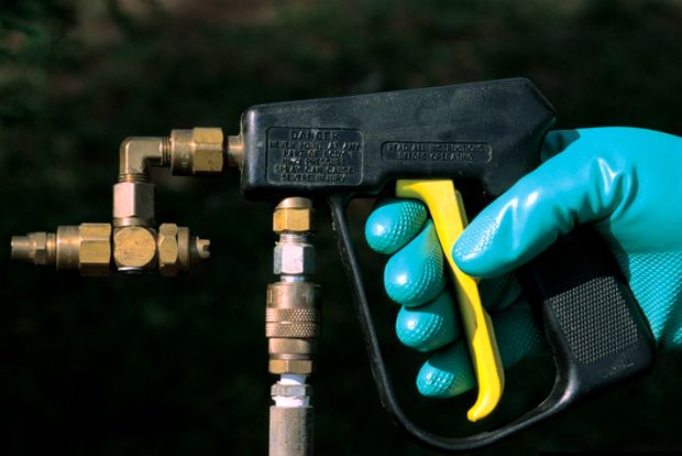 Ο κουμπάρος με τον ψεκαστήρα