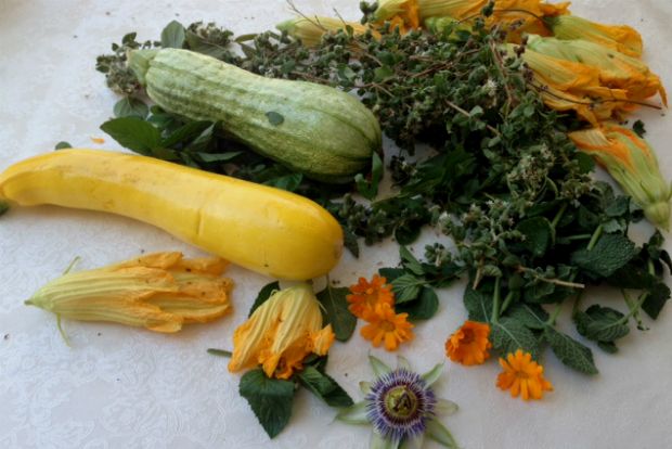 Ομελέτα με κολοκυθάκια, φρέσκα λουλούδια και αρωματικά