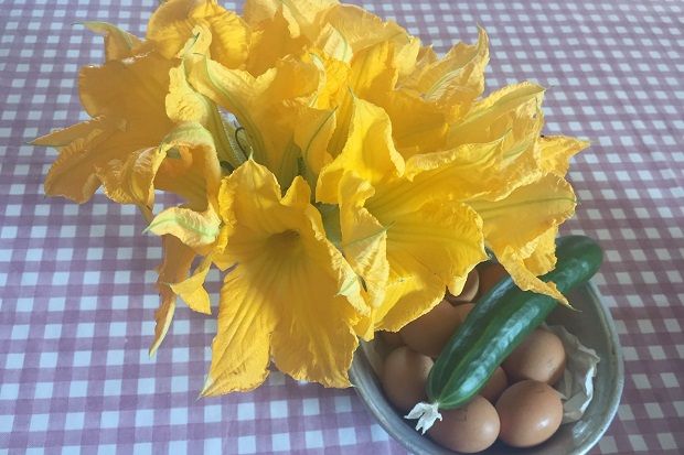 Ομελέτα με κολοκυθοανθούς και φέτα