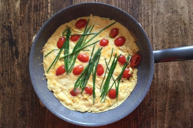 Ομελέτα με τυρί, ντοματίνια και σχοινόπρασο