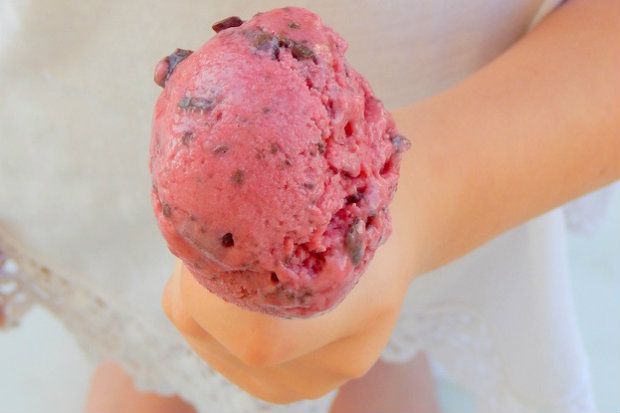 Παγωμένο γιαούρτι με ράσμπερις και σοκολάτα