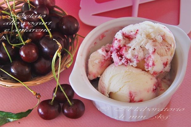 Παγωτό γιαούρτι με βύσσινο