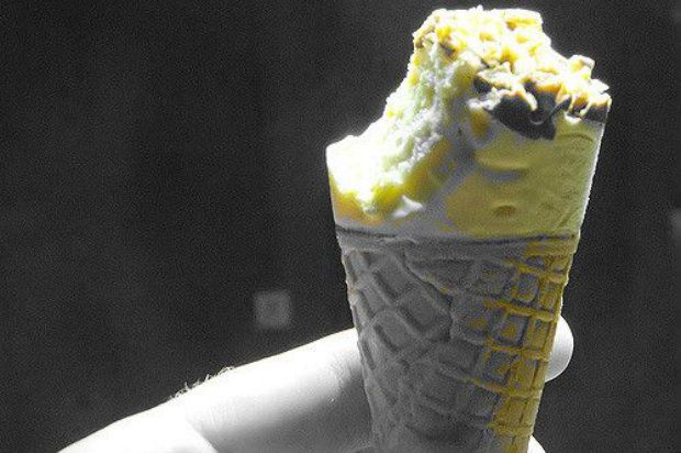 Παγωτό βανίλια (του νηπιαγωγείου), με σιρόπι βασιλικού