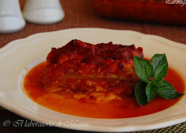 Παρμιτζάνα με κολοκυθάκια και σάλτσα ντομάτας: το παστίτσιο των λαχανικών