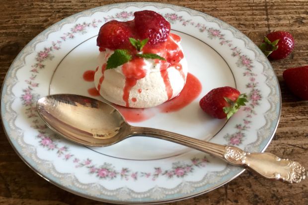 Πάβλοβα με φράουλες, για τη μεγάλη γιορτή της άνοιξης