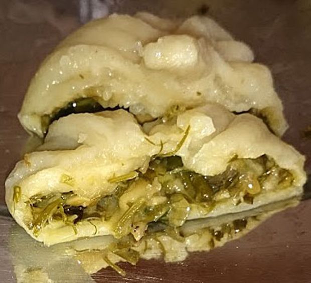 Πελμένι με πράσινη σάλτσα και τηγανητά κηπευτικά