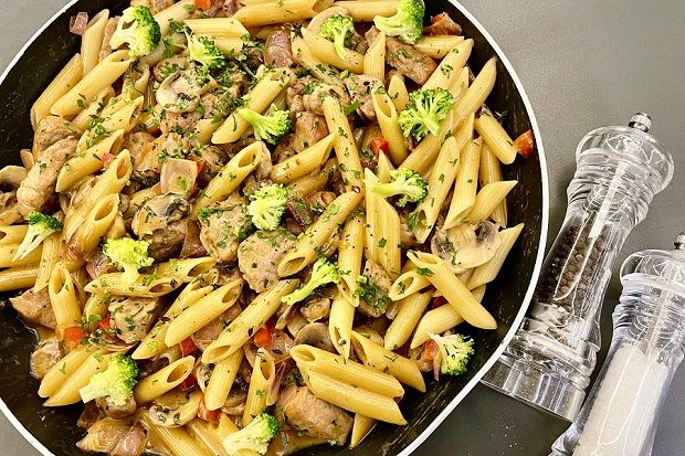 Πένες με ψαρονέφρι, λαχανικά και τυρί κρέμα