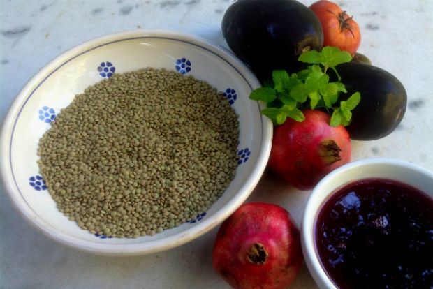 Περιπέτεια μέσω Πόλης: φακές με μελιτζάνα και ρόδι