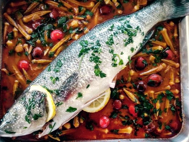 Πετύχαμε λαβράκι, με μπάμιες στον φούρνο