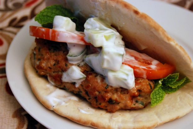 Πικάντικα κεμπάπ κοτόπουλου με λίγη δροσιά από δίπλα