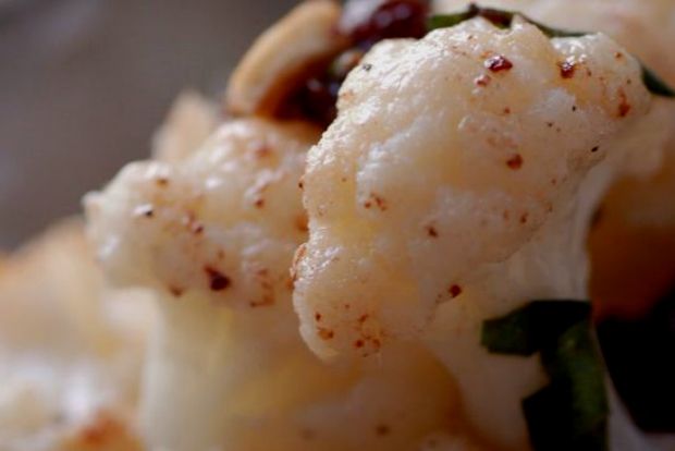 Πικάντικο ροζ κουνουπίδι με γιαούρτι