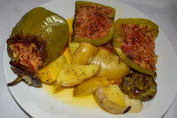 Πιπεριές γεμιστές με ρύζι και παντζάρι