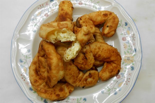 Πίτα και τυροπιτάκια: μ’ ένα ζυμάρι, δυο νοστιμιές