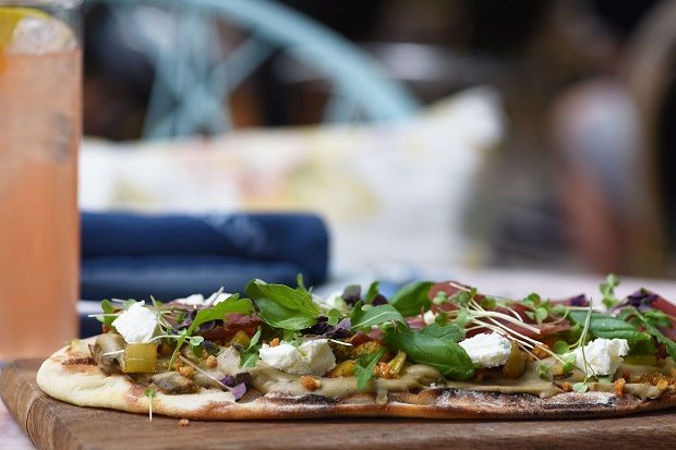 Πίτα σχάρας με μελιτζάνα, τραχανά, σταμνοτύρι και προσιούτο Κέρκυρας