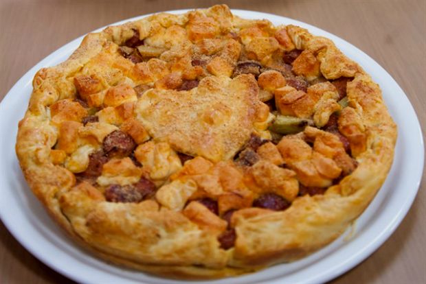 Πίτα ξεσκέπαστη, με πράσο και λουκάνικο