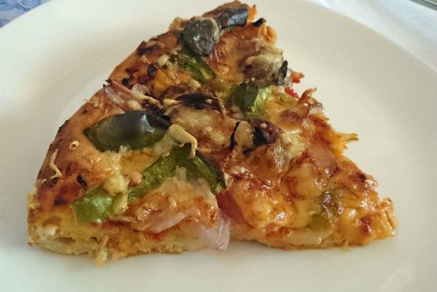 Πίτσα με λουκάνικο «Λάμπρος» και πικάντικη σάλτσα Ajika