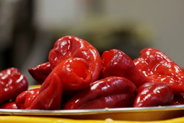 Πώς ετοιμάζει ο Ναουμίδης τις πιπεριές του;