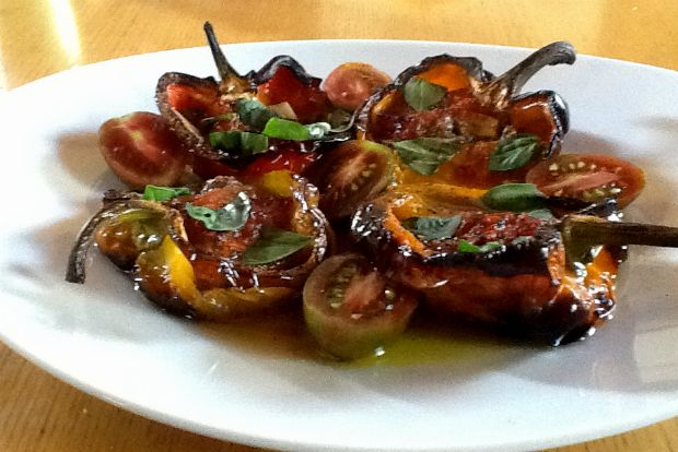 Πράσινες, κόκκινες, κίτρινες ζουμερές πιπεριές