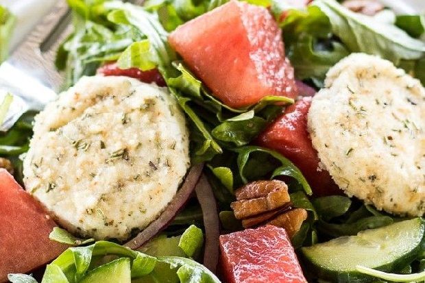 Πράσινη σαλάτα με καρπούζι και τυρί