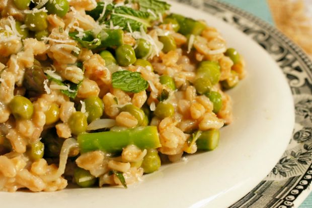 Πράσινο κριθαρότο με σπαράγγια