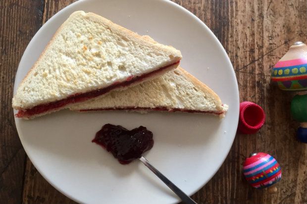 Πρωινό με τοστ και μαρμελάδα βύσσινο