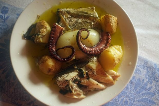 Ψάρι για ρέκτες: μαγιάτικο βραστό στο λάδι