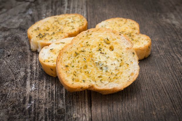 Ψωμί, λάδι, αλάτι και μυρωδικά