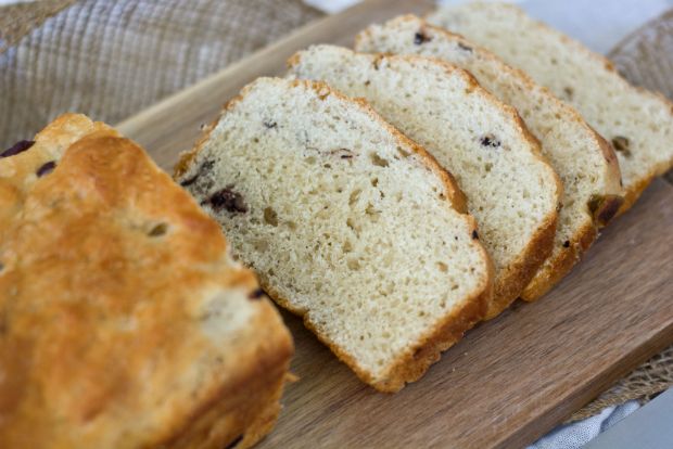 Ψωμί με ελιές, ρίγανη και ελαιόλαδο