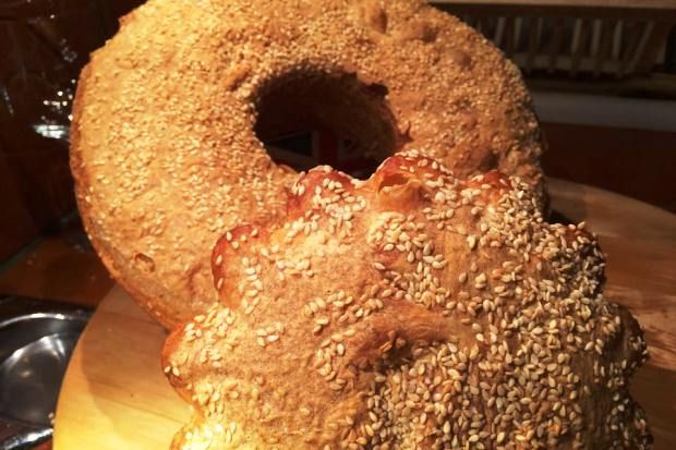 Ψωμί με μέλι και καρύδια, της Ανεράδας