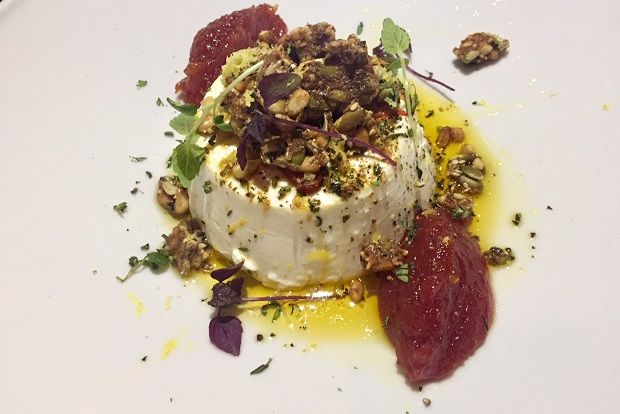 Ρικότα ψητή με μαρμελάδα ντομάτας και γκρανόλα κουκουνάρι