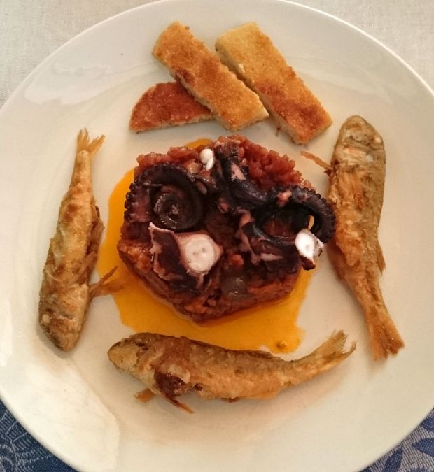 Ριζότο με χταπόδι και τριγύρω κουτσομούρες