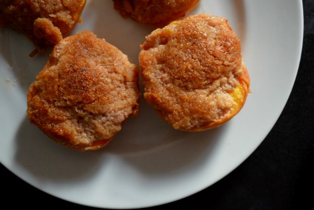 Ροδάκινα σε διπλό ταμπλό: με ζαχαρένια κρούστα