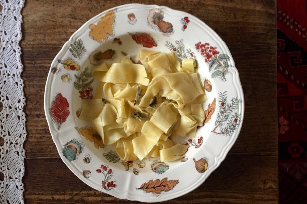 Άρωμα φασκόμηλου στο πιάτο