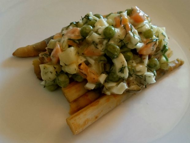 Ρωσική σαλάτα με άσπρα σπαράγγια