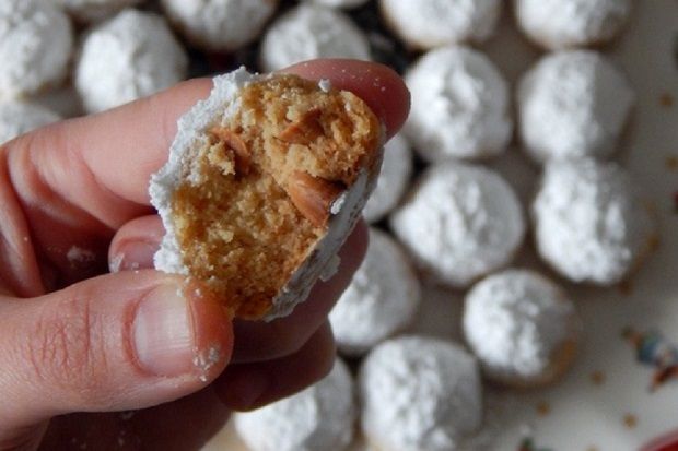 Ήρθαν οι γιορτές και οι κουραμπιέδες με τα τρία βούτυρα