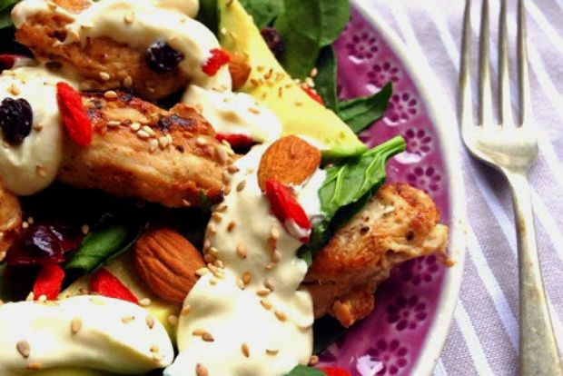 Σαλάτα χορταστική, με κοτόπουλο και superfoods
