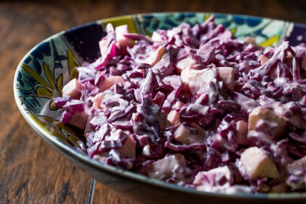 Σαλάτα με κόκκινο λάχανο, ξινόμηλα και γιαούρτι