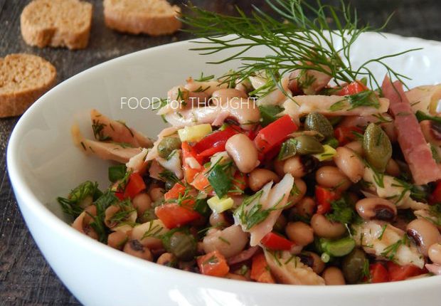 Σαλάτα με μαυρομάτικα φασόλια και καπνιστή πέστροφα που παίρνει δέκα με τόνο!