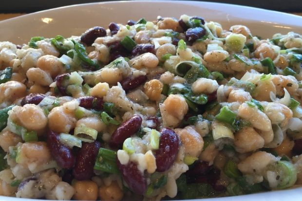 Σαλάτα με όσπρια, της Ιωάννας Τσολομίτη