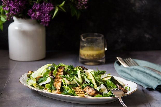 Σαλάτα με ψητά κολοκυθάκια και μανιτάρια